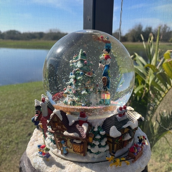 CHRISTOPHER RADKO 9x9 DISNEY SNOW GLOBE Santa Claus is coming to Town Sleigh - Picture 7 of 13